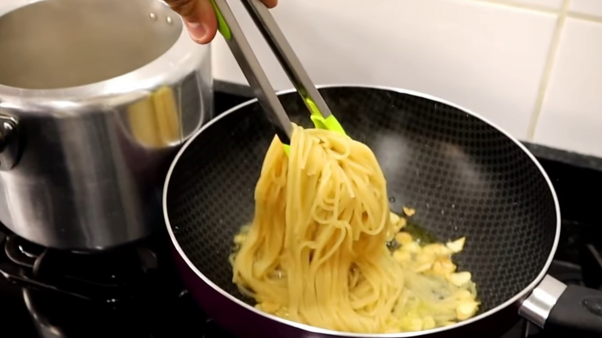 como preparar um macarrão alho e óleo