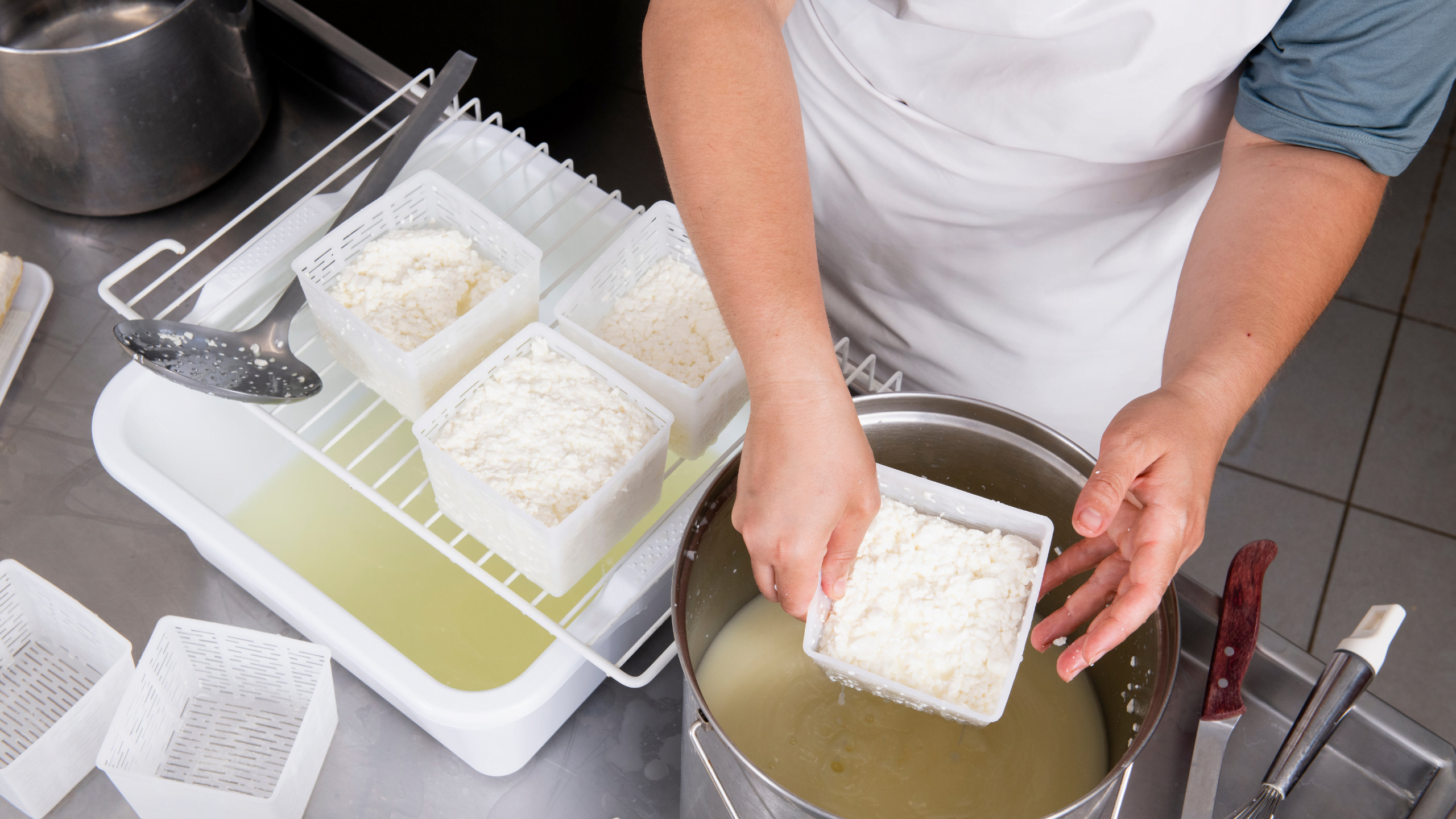 quanto tempo demora para coalhar o leite para queijo