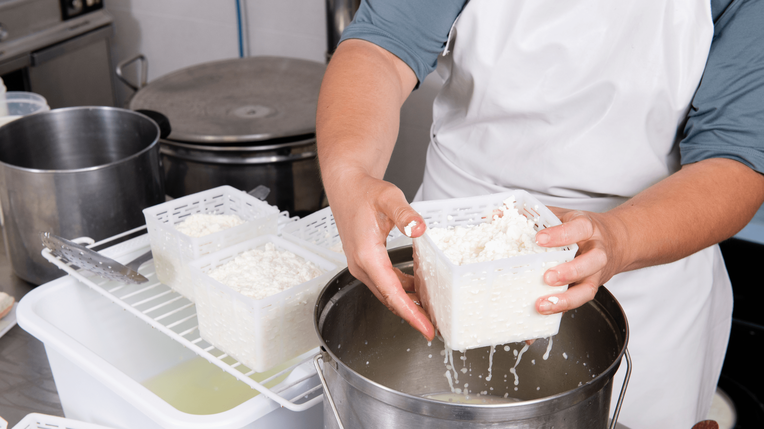 quanto tempo demora para coalhar o leite para queijo