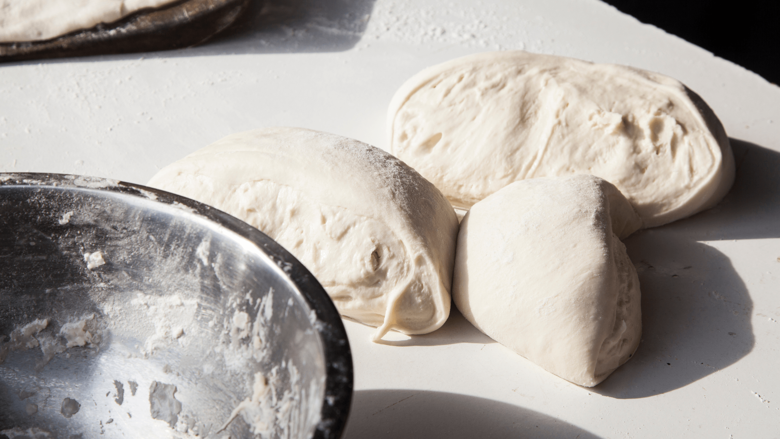 A imagem mostra uma massa de pão quebradiça 