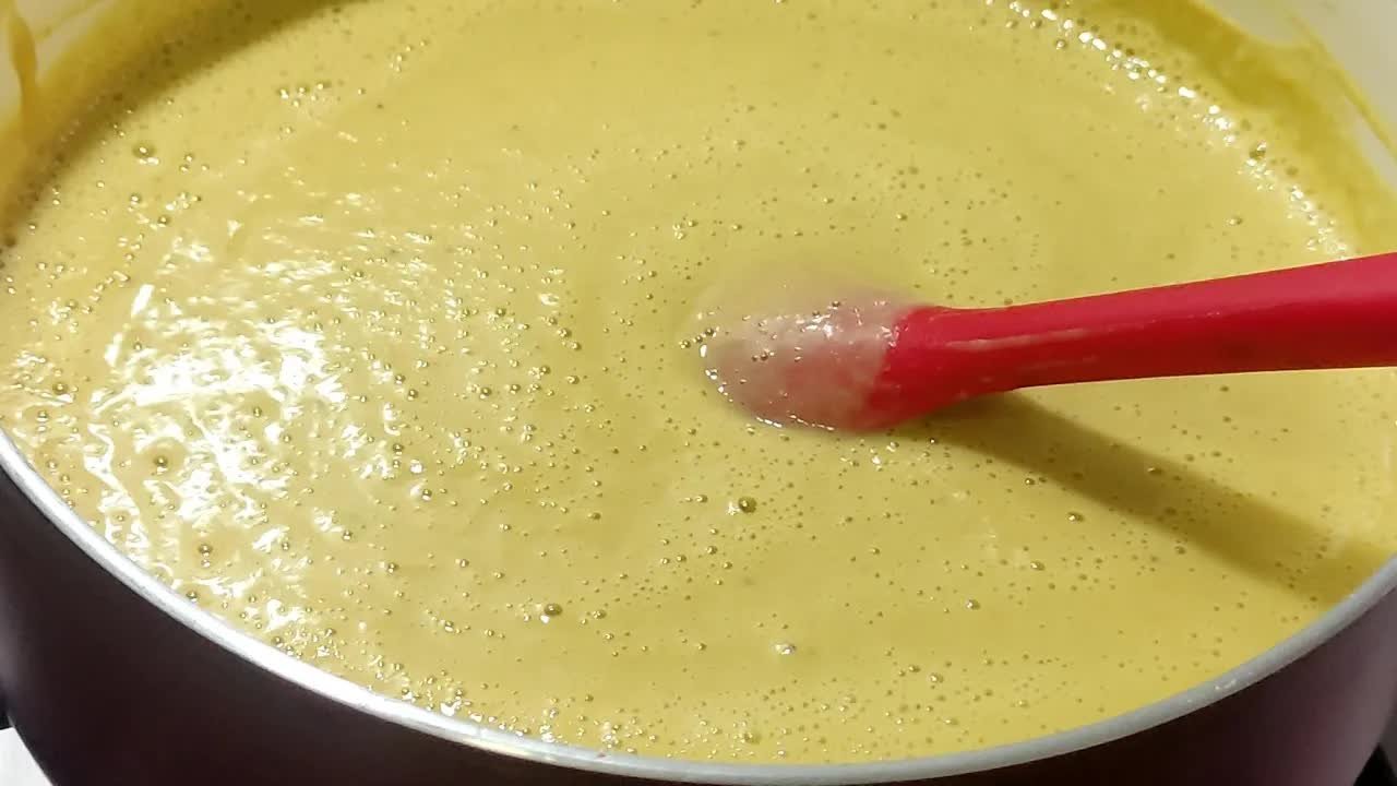 Mingau de banana cremoso feito com banana madura