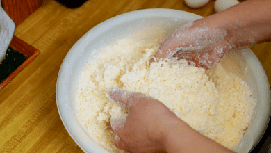 Fazendo a massa de pão de queijo com as mãos