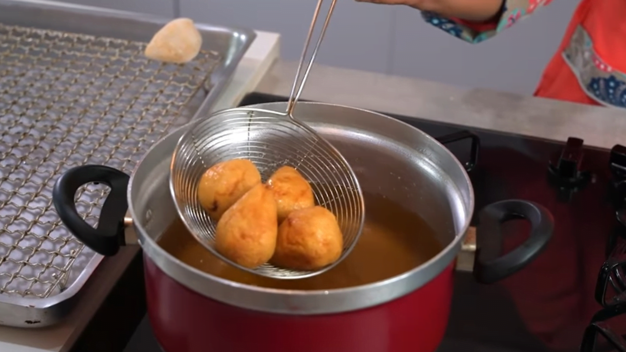 Como fritar salgado congelado e não estourar?