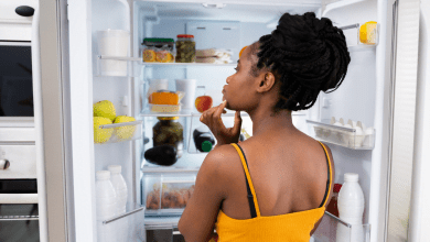 Posso colocar comida quente na geladeira