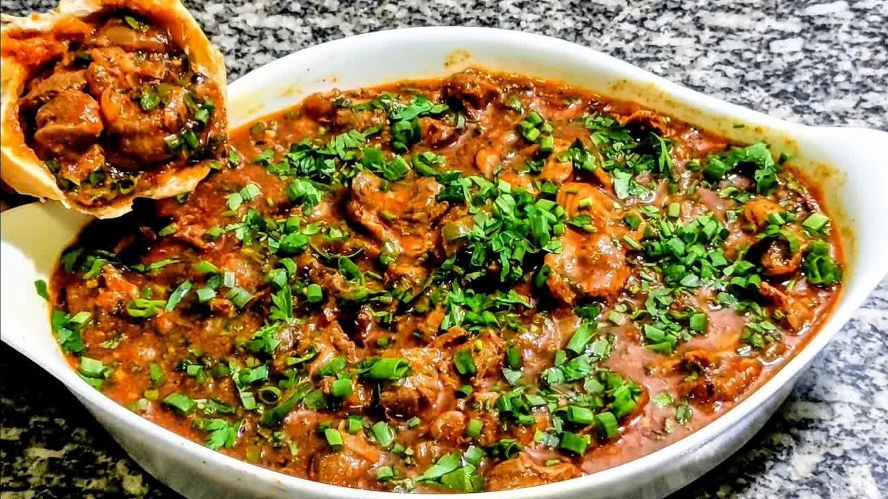 Moela de frango na panela de pressão com cheiro-verde e pão