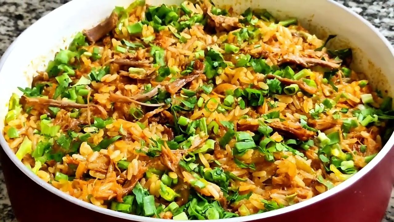 Arroz com costela desfiada com cebolinha e salsinha na panela