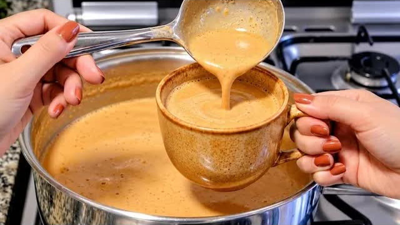 Chá do padre cremoso sendo servido com concha em caneca