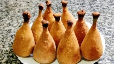 Coxas creme empanadas e douradas, modeladas no formato de coxa de frango com o ossinho, servidas em prato branco