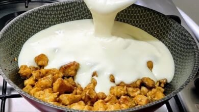Frango cremoso com creme de batata na panela, molho sendo despejado sobre o peito temperado
