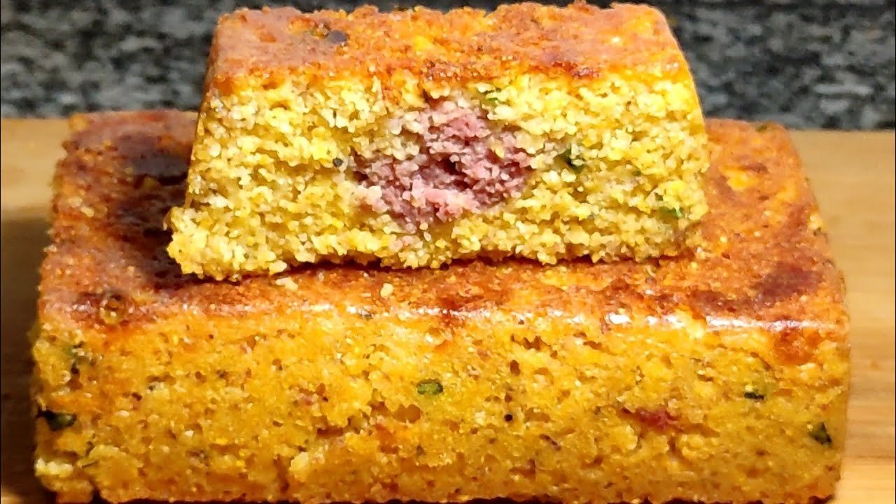 Pão de flocão fofinho fatiado, recheio de calabresa no meio e miolo amarelinho