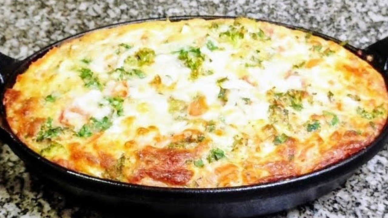 Torta de legumes com aveia assada, com brócolis, cenoura e queijo gratinado, em uma forma de ferro